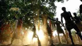 Un grupo de jóvenes realizan un baile tradicional en Camasance, la capital turística de Senegal