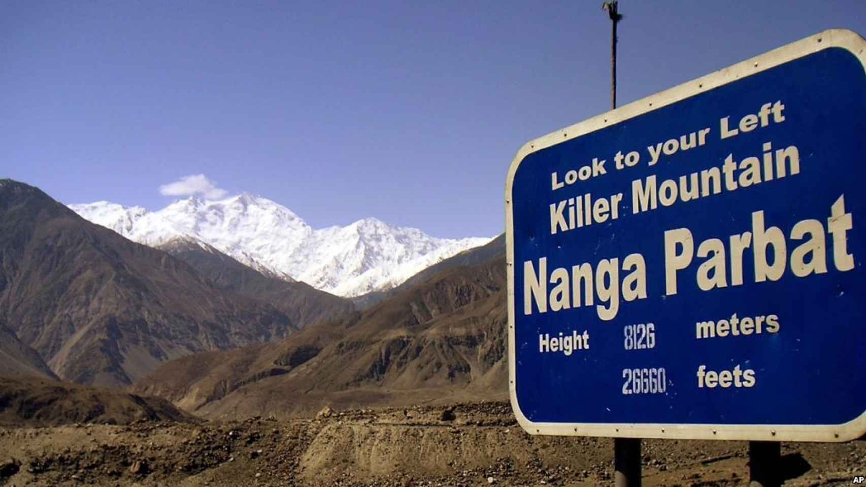 Cartel en la carretera de acceso al Nanga Parbat.