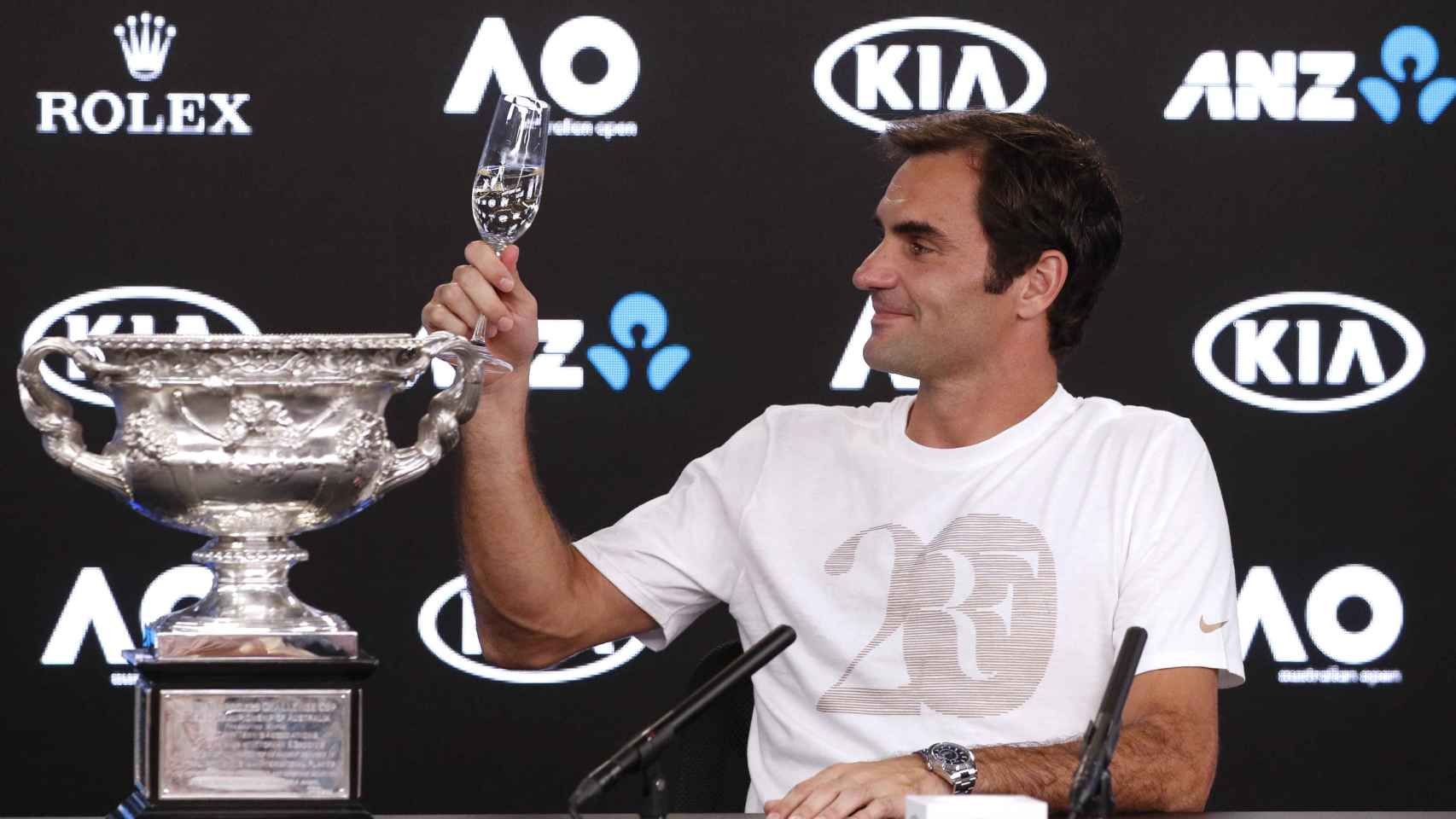 Federer brinda en la sala de prensa del Abierto de Australia tras proclamarse campeón.