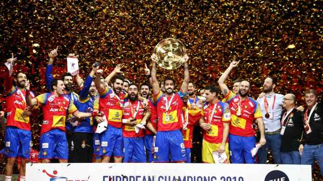 La selección española celebra el título europeo.