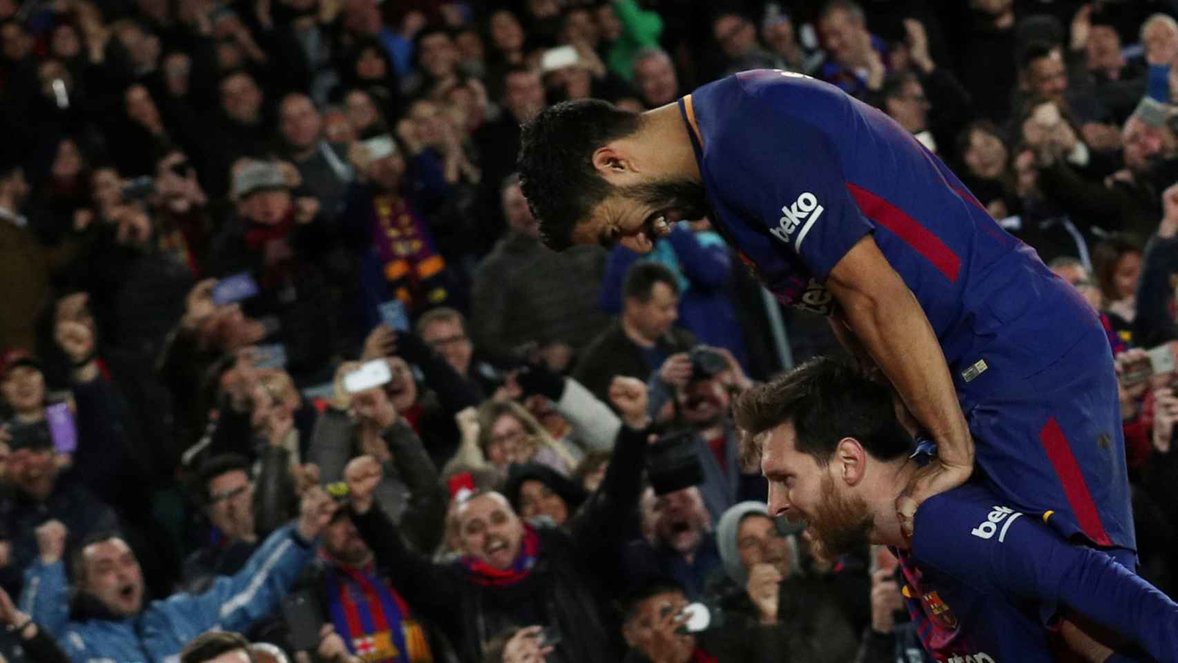 Suárez y Messi celebran el gol del segundo.