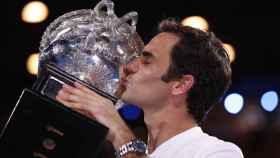 Roger Federer besa el trofeo que le corona como campeón en Australia.