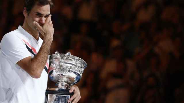 Federer, llorando tras recibir el título de campeón del Abierto de Australia.