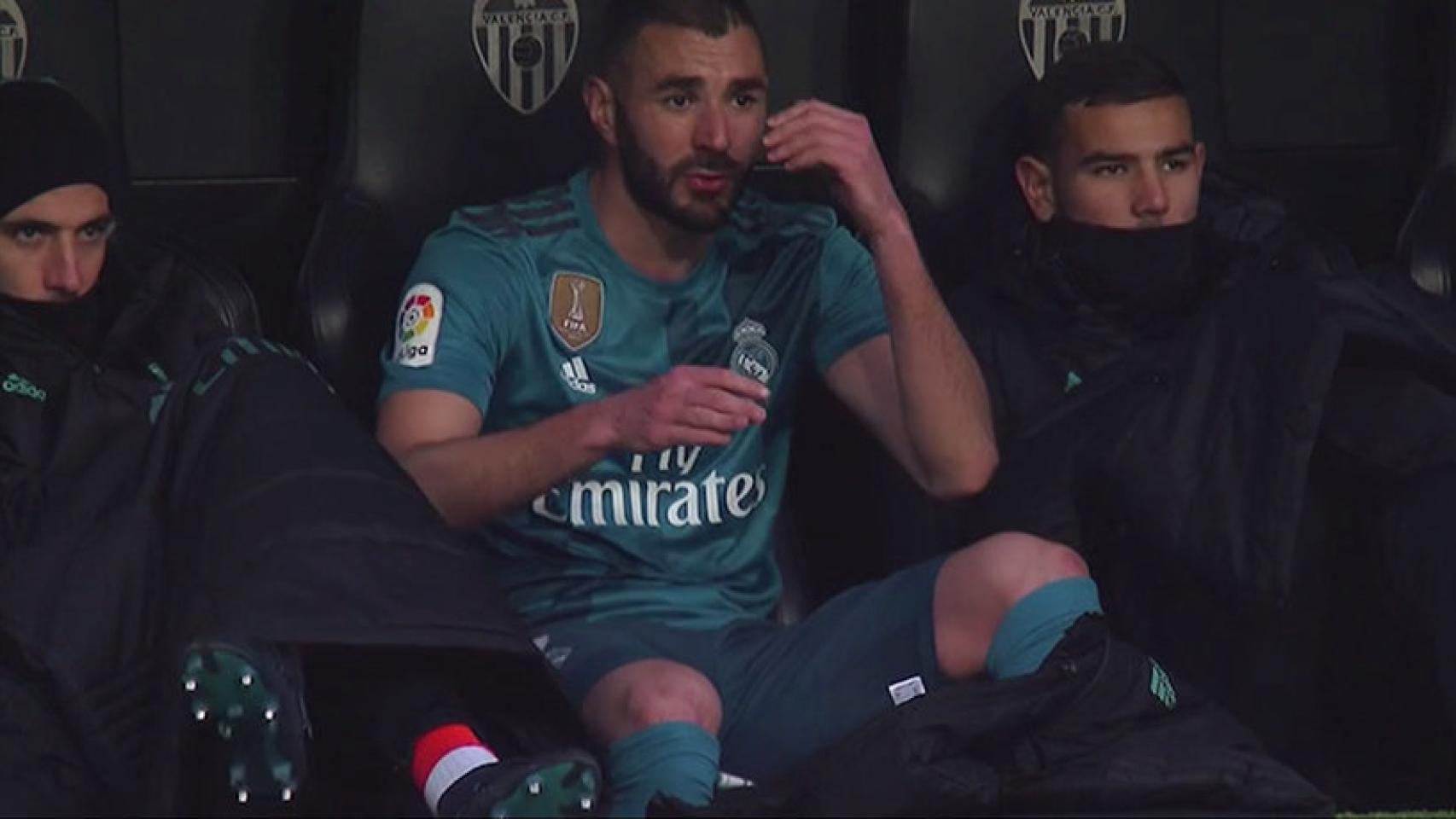 Tremendo enfado de Karim Benzema en el banquillo de Mestalla