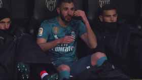Tremendo enfado de Karim Benzema en el banquillo de Mestalla