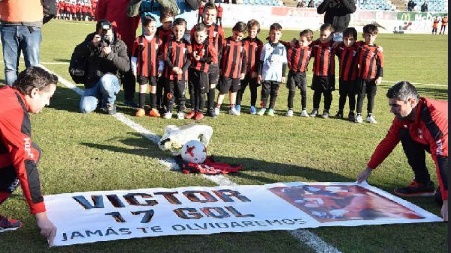 El homenaje a Víctor en el estadio Nuevo Vivero.