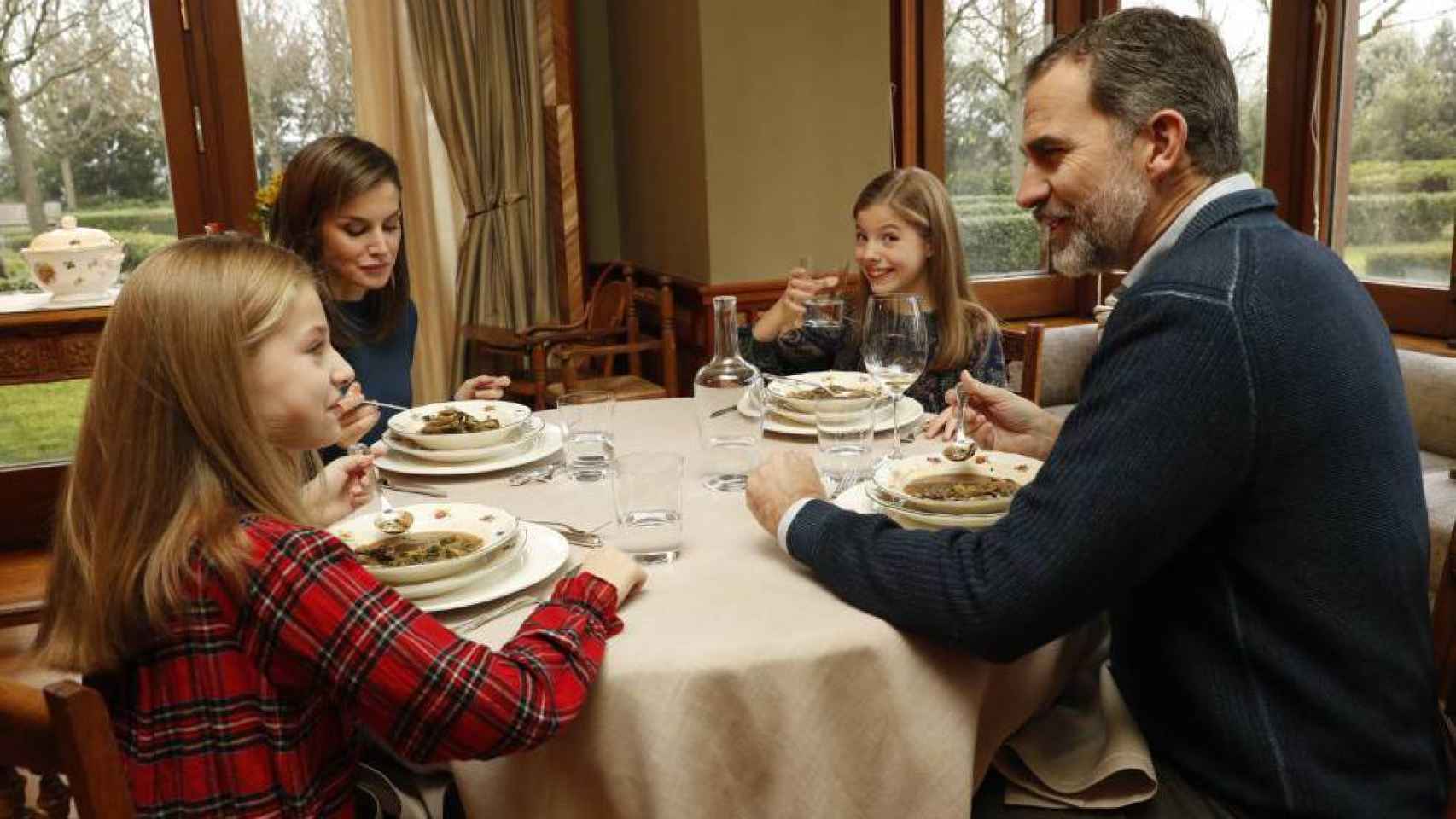 Felipe VI y Letizia junto a sus hijas Leonor y Sofía durante un almuerzo.