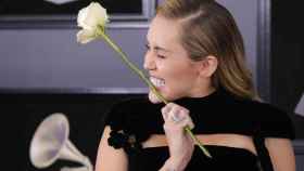 Miley Cirus y su rosa blanca a favor del movimiento #Metoo.