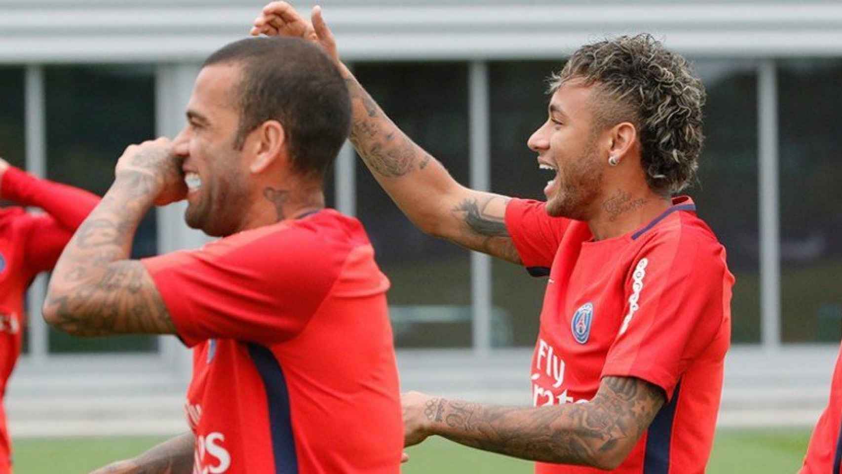 Neymar y Dani Alves en el PSG   Foto: Twitter (@PSG_inside)