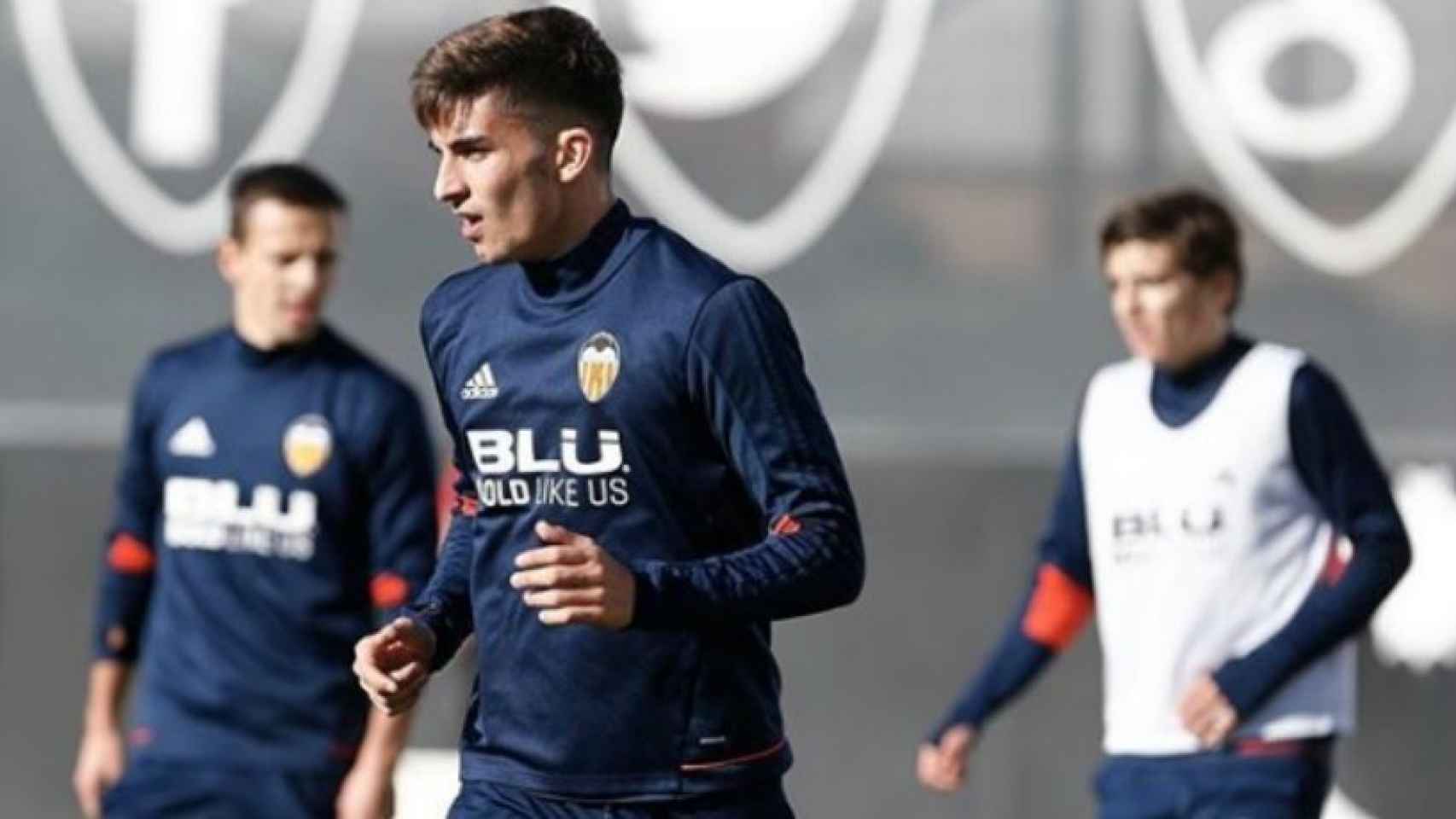 Ferrán Torres entrena junto al resto de sus compañeros del Valencia. Foto: Instagram (@ferrantorres7)