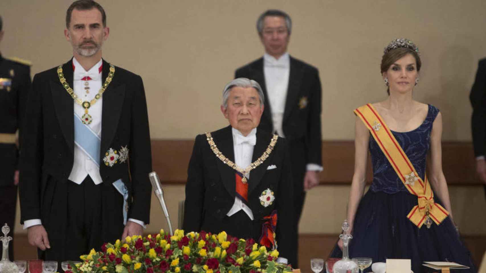 Akihito con el toisón en una cena de gala con los reyes.