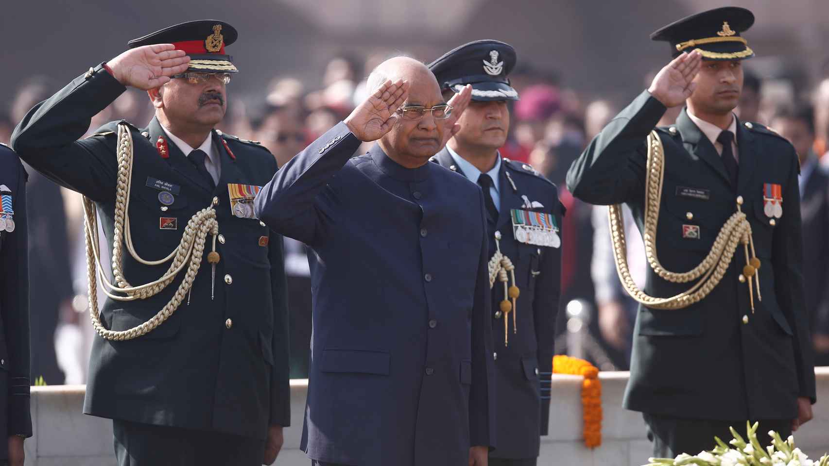 El presidente de la India, Ram Nath Kovind, rinde homenaje en Rajghat, en Nueva Delhi.