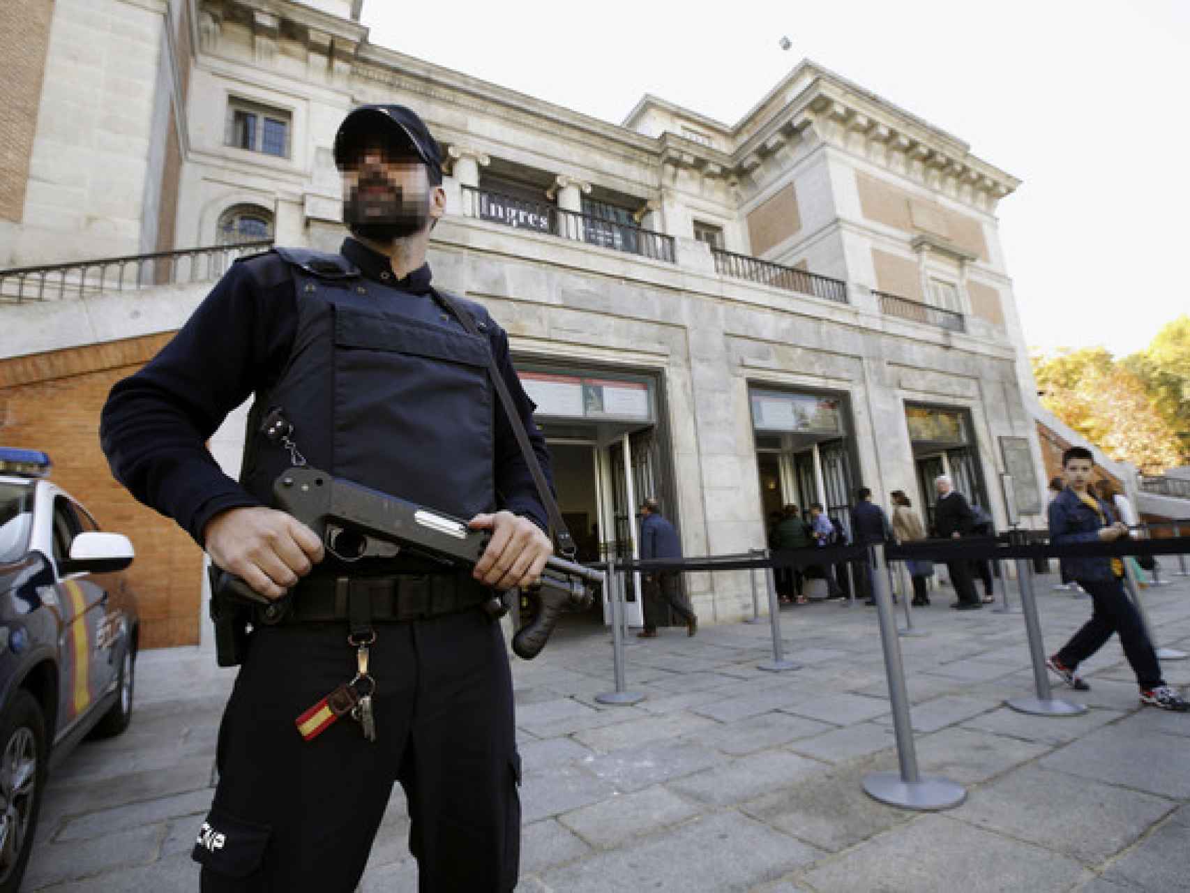 Policía Nacional a la puerta del Museo Nacional del Prado.
