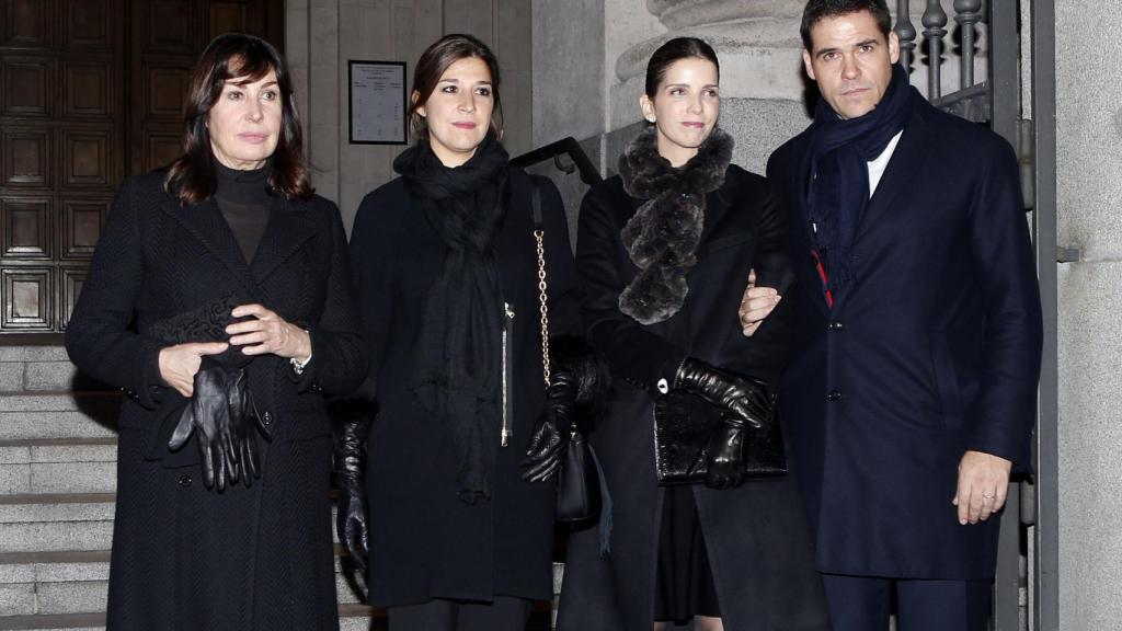 Carmen Martínez Bordiú junto a Luis Alfonso, Cynthia Rossi y Margarita Vargas.