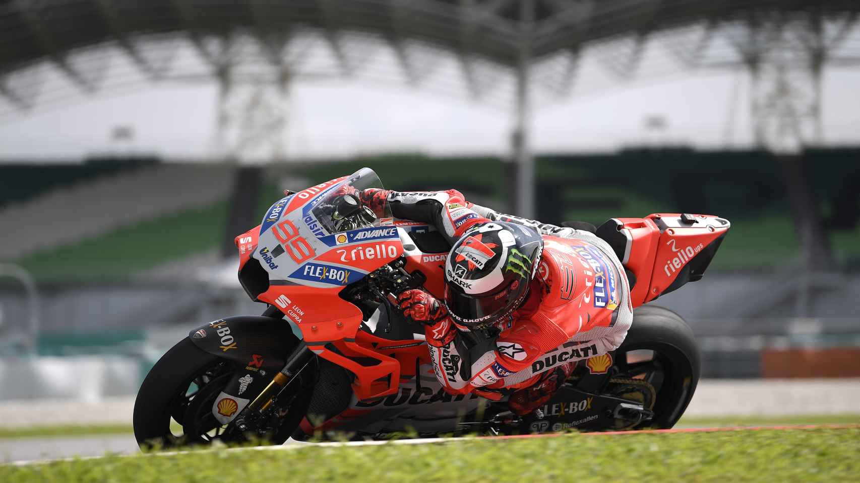 El piloto de Ducati traza un viraje, en los test de pretemporada en el circuito de Sepang.