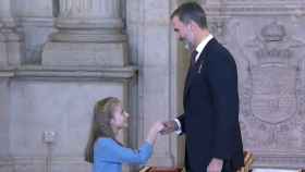 Leonor hace una reverencia a su padre, Felipe VI.