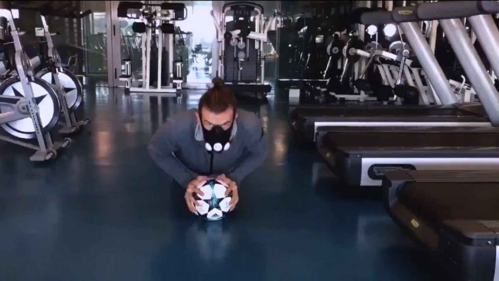Gareth Bale, entrenando con su máscara