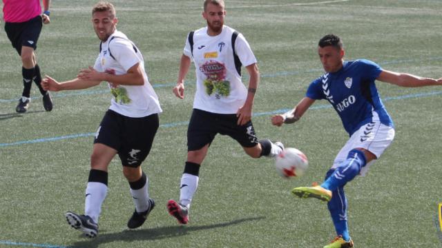 Manu Moya intenta taponar un disparo de Zurdo. Foto: UD Socuéllamos