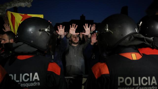 Cordón policial de los Mossos frente a los manifestantes