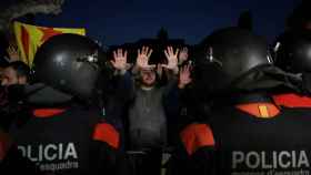Cordón policial de los Mossos frente a los manifestantes