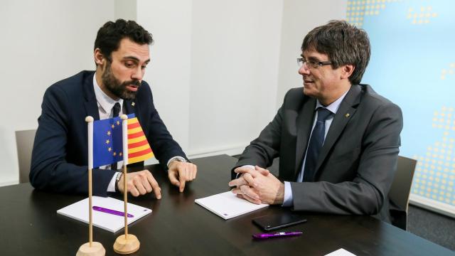 Roger Torrent, durante su reunión con Carles Puigdemont en Bruselas