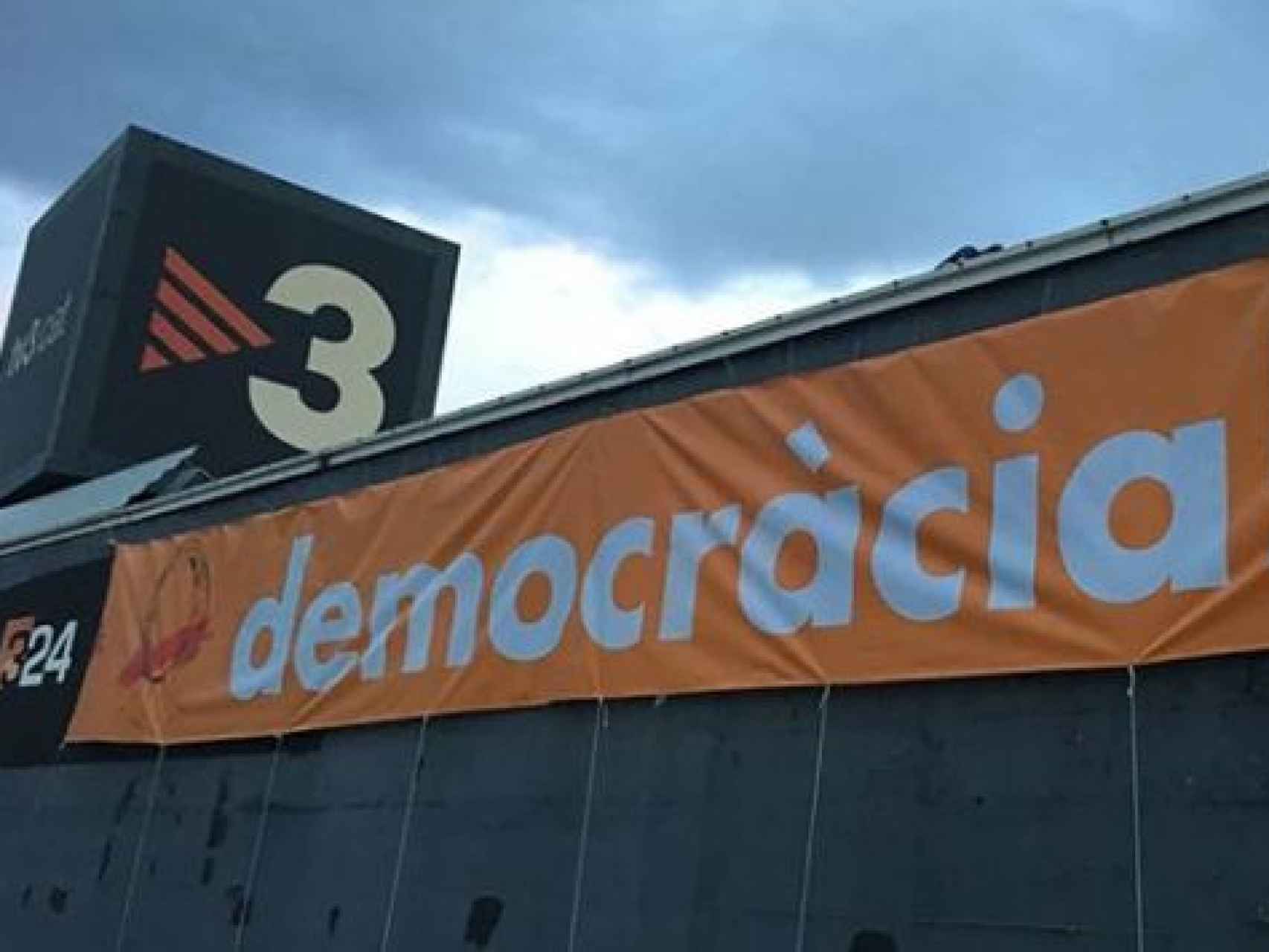 Una pancarta independentista en la sede de TV3.