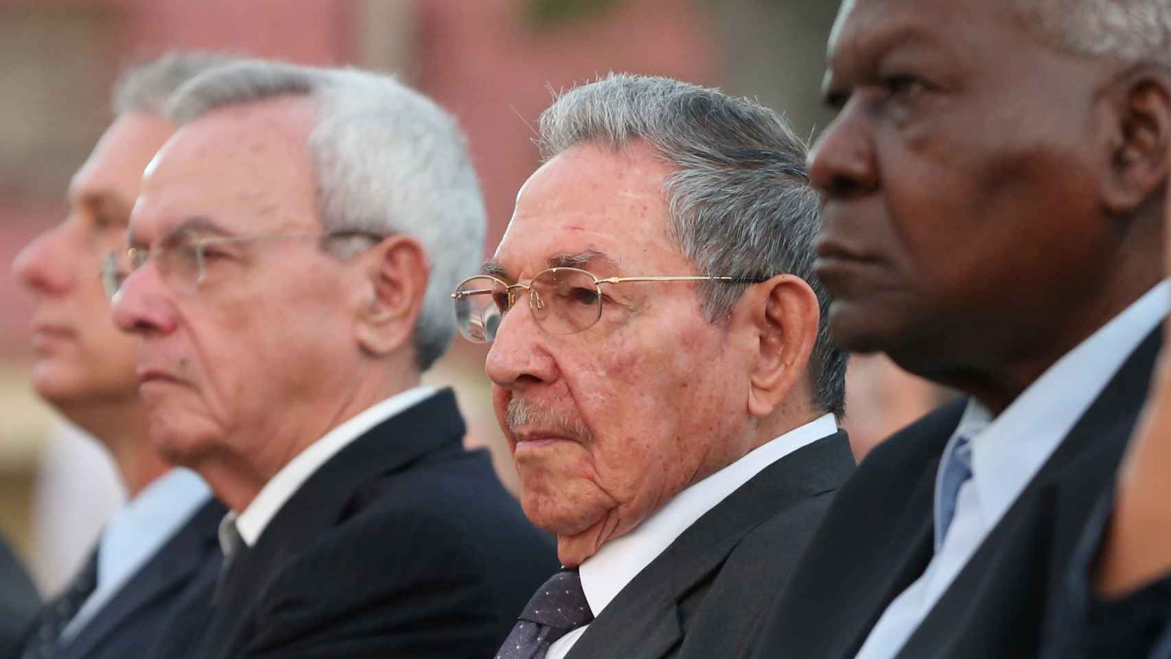 El presidente de Cuba, Raúl Castro (c).