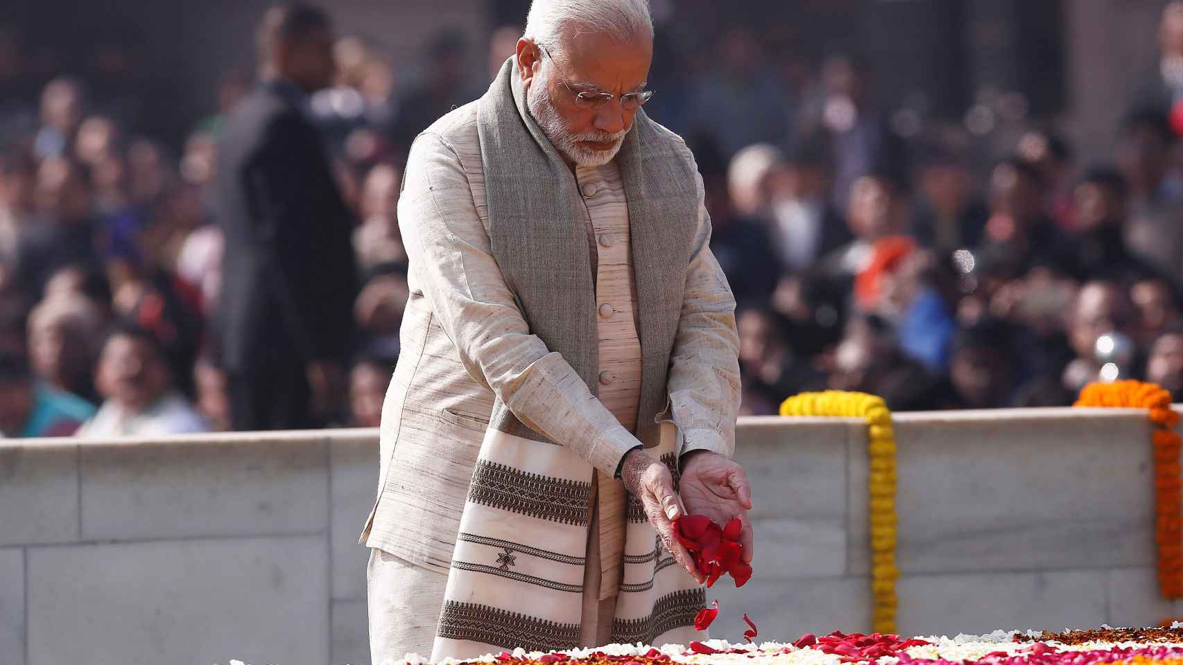 El primer ministro de la India, Narendra Modi, rinde homenaje en el monumento a Mahatma Gandhi.