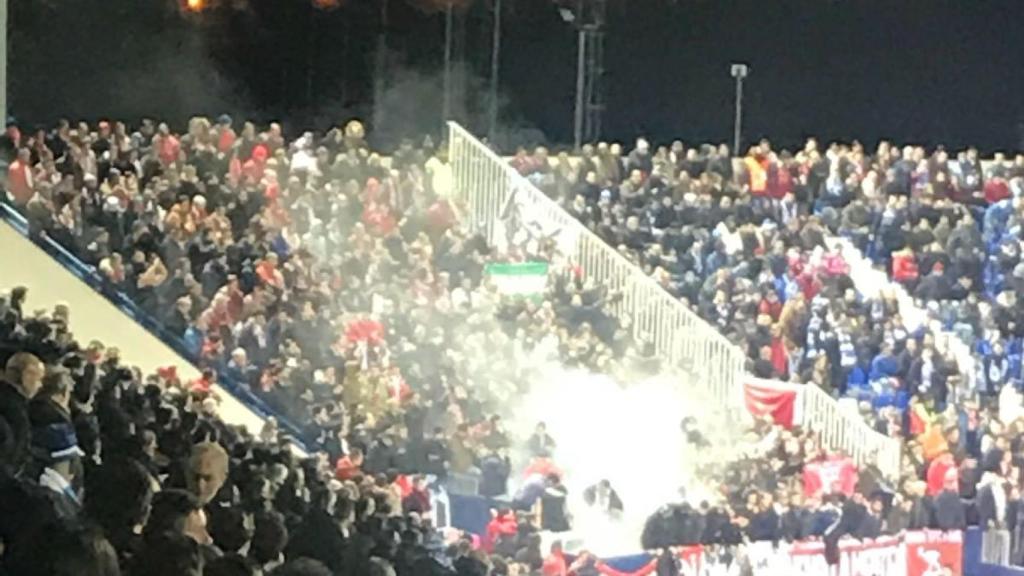 Los Biris lanzan bengalas al durante el Leganés - Sevilla de Copa