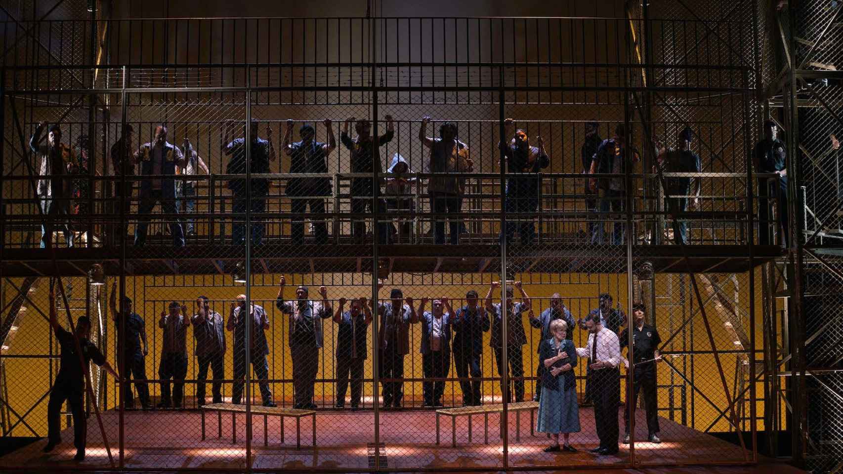 Imagen de la cárcel en el escenario del Teatro Real.