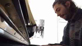 Salvador Sobral al piano en su nueva aparición tras el trasplante.