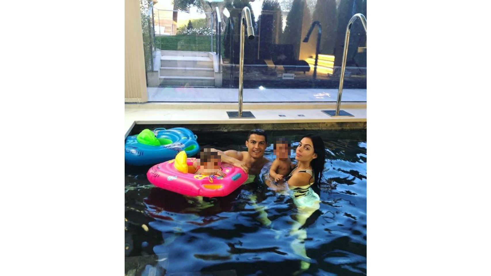 Imágenes del día: Georgina y Cristiano disfrutan de un día de piscina con los 'peques'