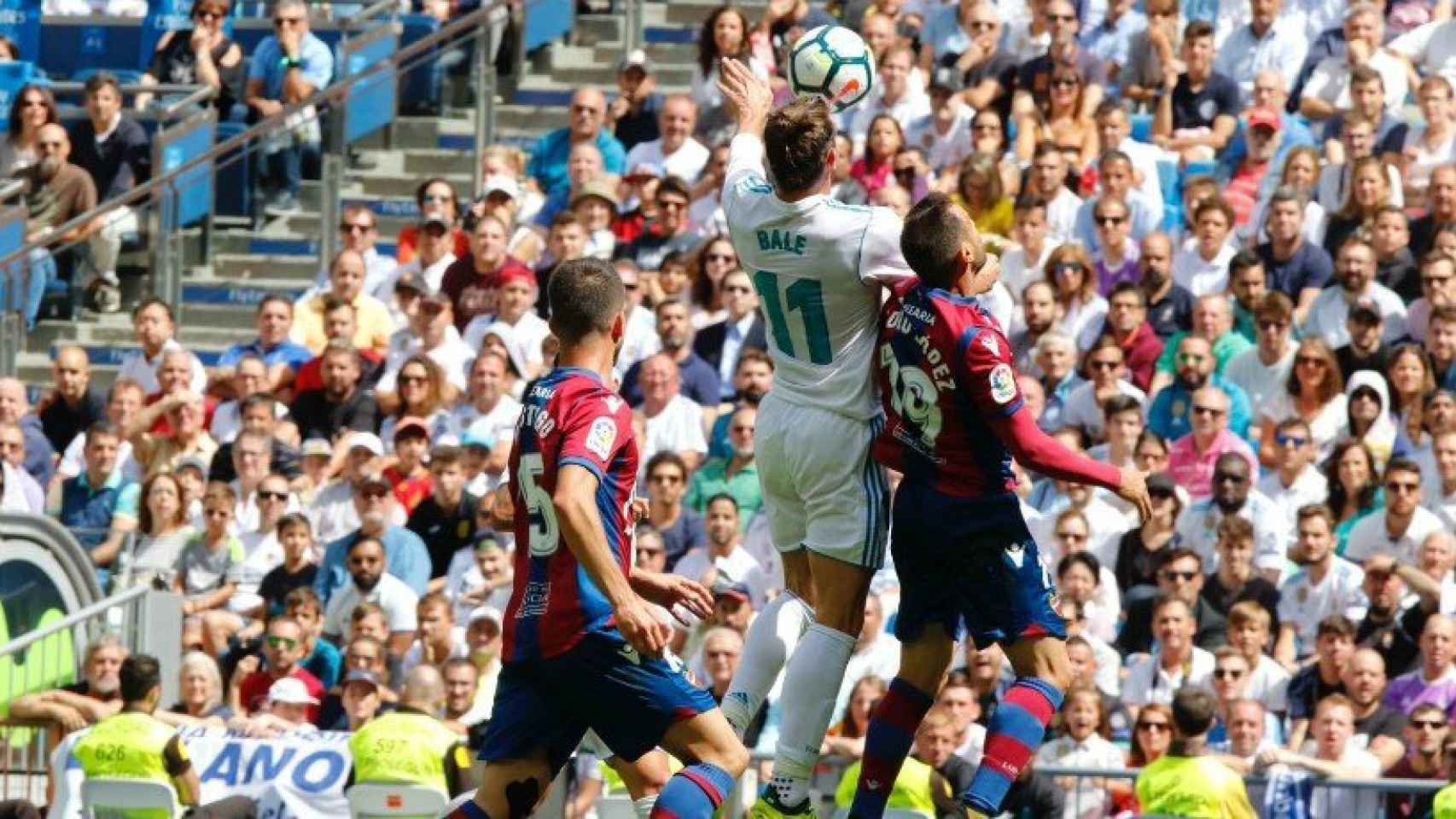Gareth Bale, lo intenta ante el Levante. Foto: Manu Laya / El Bernabéu