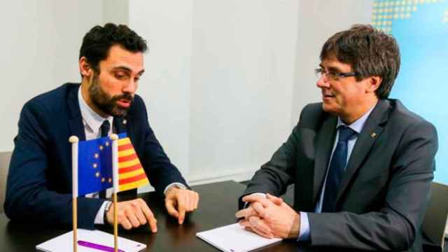 Carles Puigdemont conversando con Roger Torrent, durante su reunión en Bruselas.
