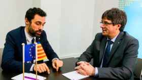 Carles Puigdemont conversando con Roger Torrent, durante su reunión en Bruselas.