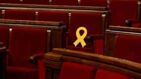 El Parlamento catalán, en la imagen vacío con un lazo amarillo en recuerdo de Oriol Junqueras, es escenario de los nervios independentistas.