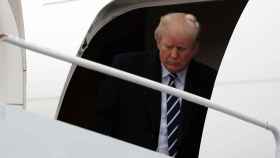 Trump saliendo del avión presidencial