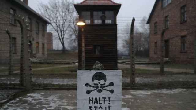 Un cartel en Auschwitz.
