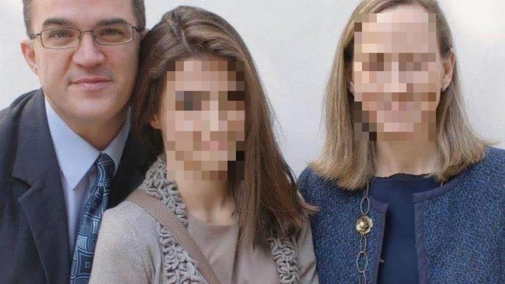 Salva es un hombre felizmente casada y con una hija de 19 años.