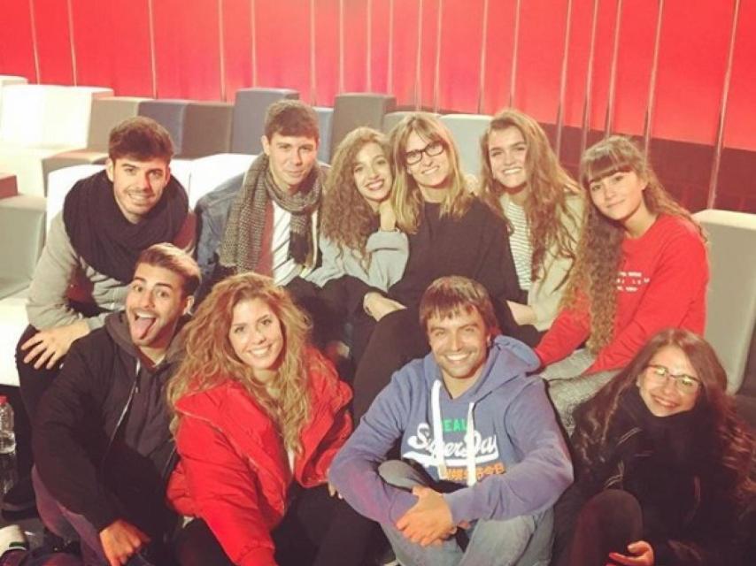 Profesores y alumnos en los ensayos de una gala.