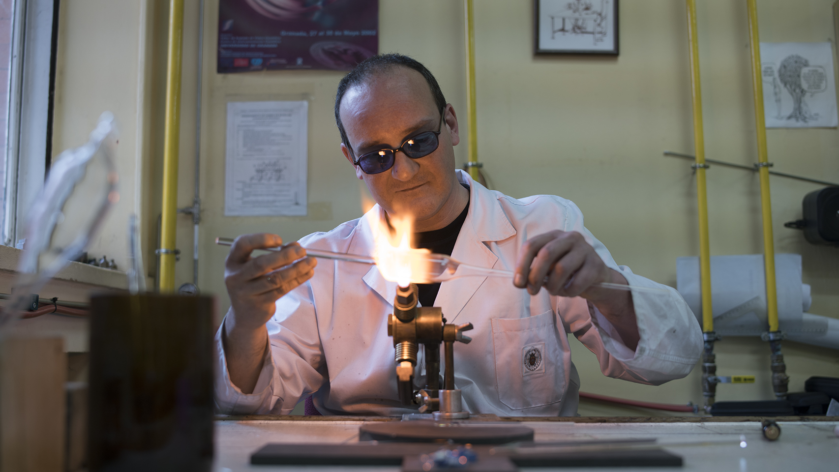 Emilio Elvira es uno de los pocos sopladores de vidrio científico que quedan en España.