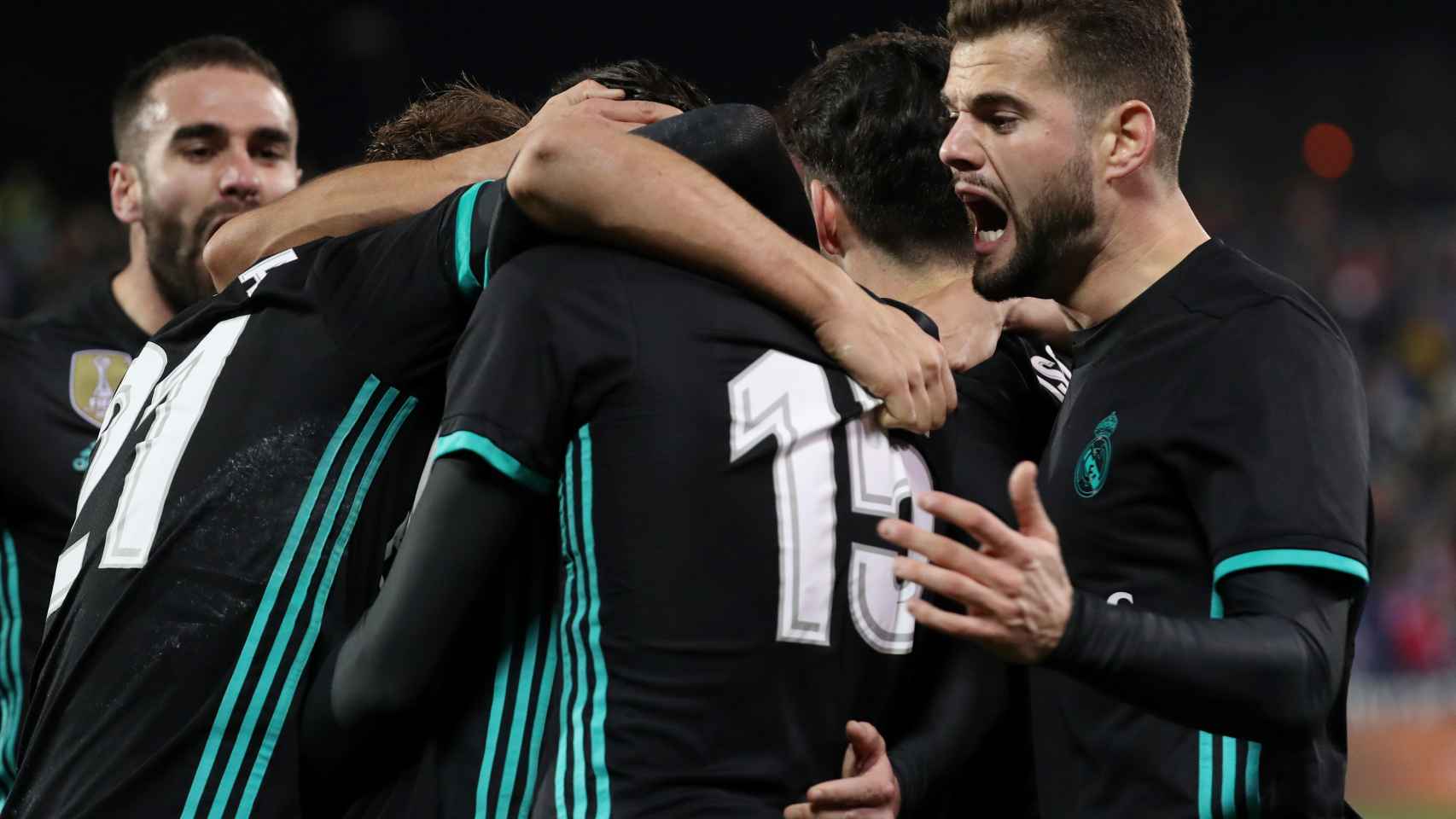 Nacho, en primer plano, al celebrar un gol del Real Madrid.