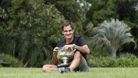 Federer, con el título de campeón del Abierto de Australia este lunes en Melbourne.
