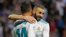 Benzema y Casemiro celebran sus goles al Málaga