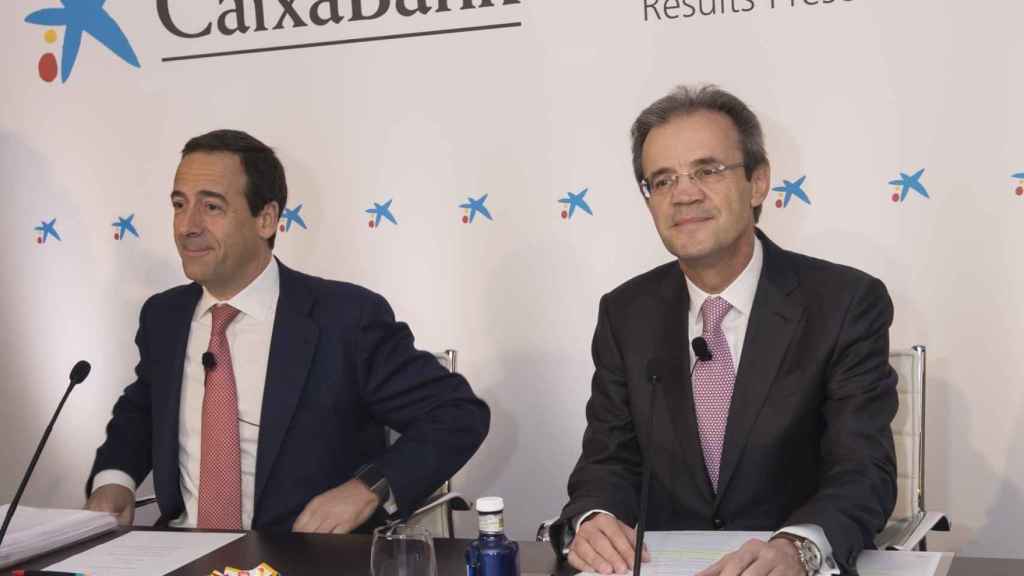 A la izquierda, Gonzalo Gortázar, consejero delegado de CaixaBank, y Jordi Gual, presidente de la entidad.