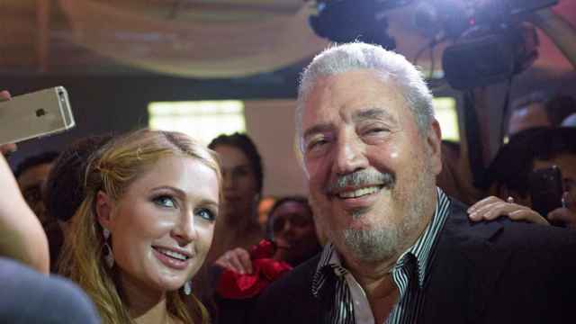 Fidel Castro Díaz-Balart posa junto a Paris Hilton en una imagen tomada en 2015.