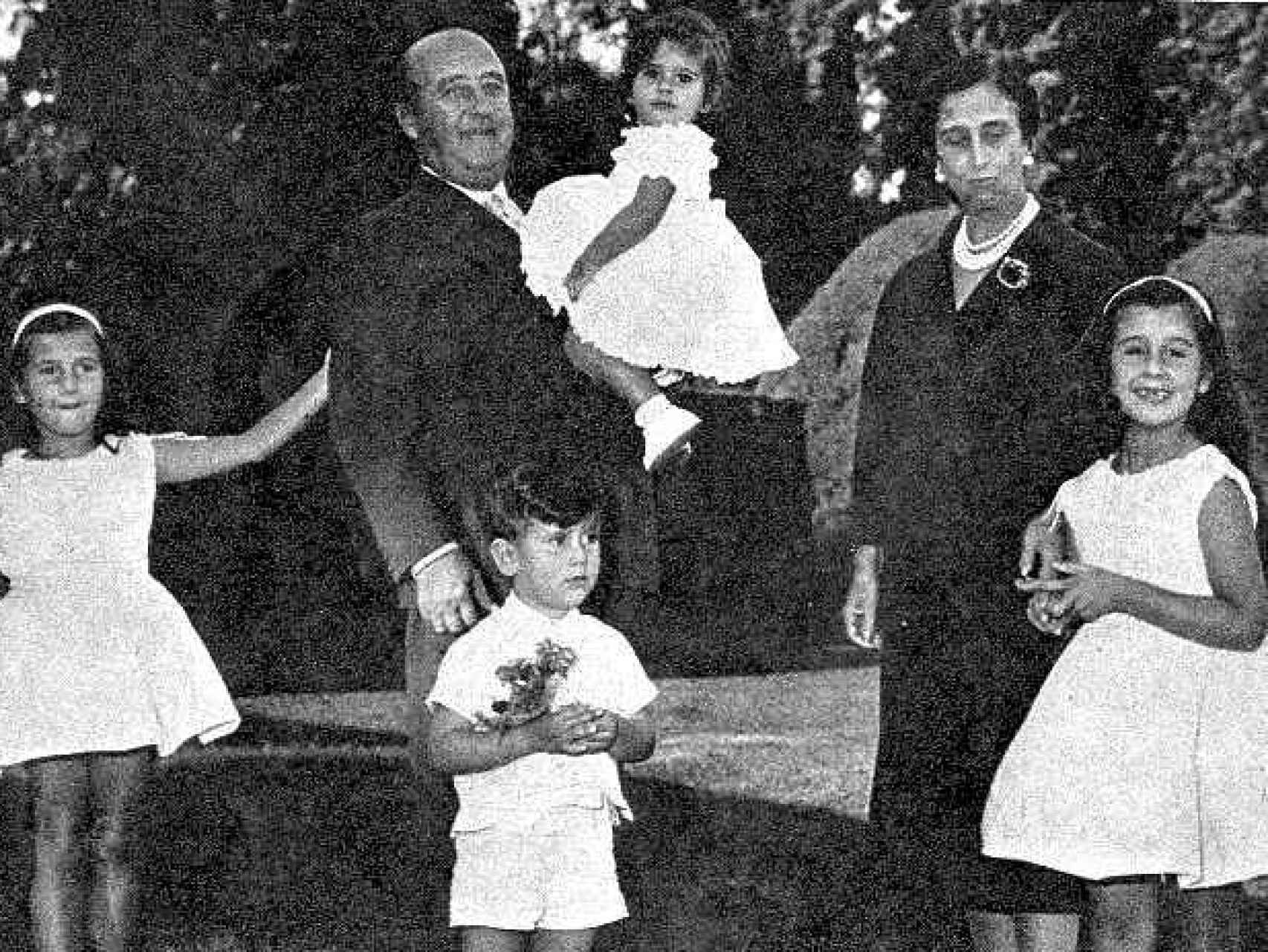 Francisco Franco y Carmen Polo, con sus nietos.