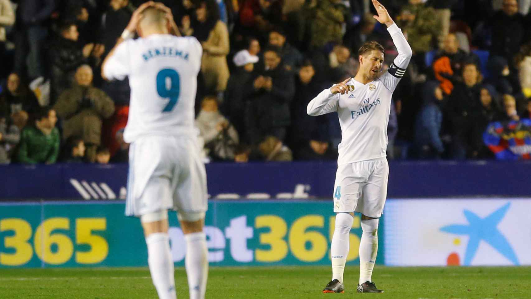 Ramos y Benzema se lamentan tras la derrota del Ciutat de Valencia.