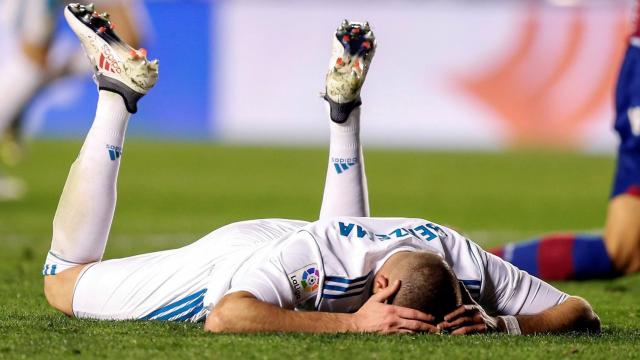 Benzema se lamenta sobre el césped del Ciutat de Valencia.