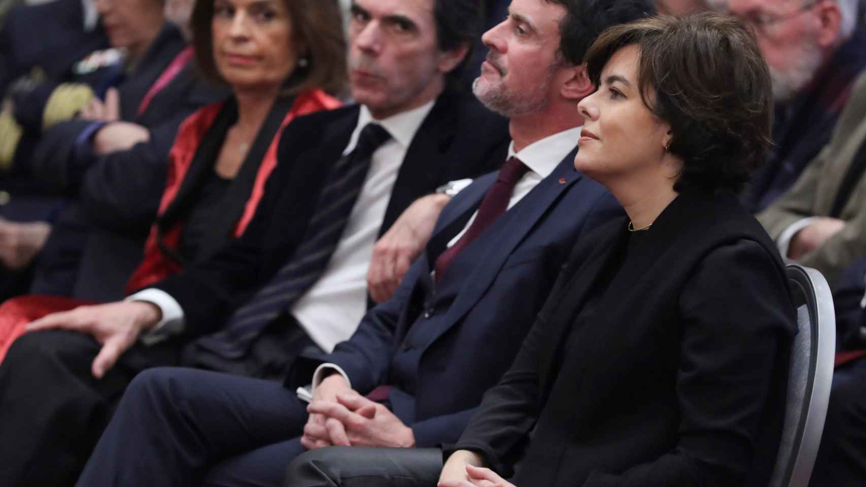 Manuel Valls, en medio de Aznar y Soraya